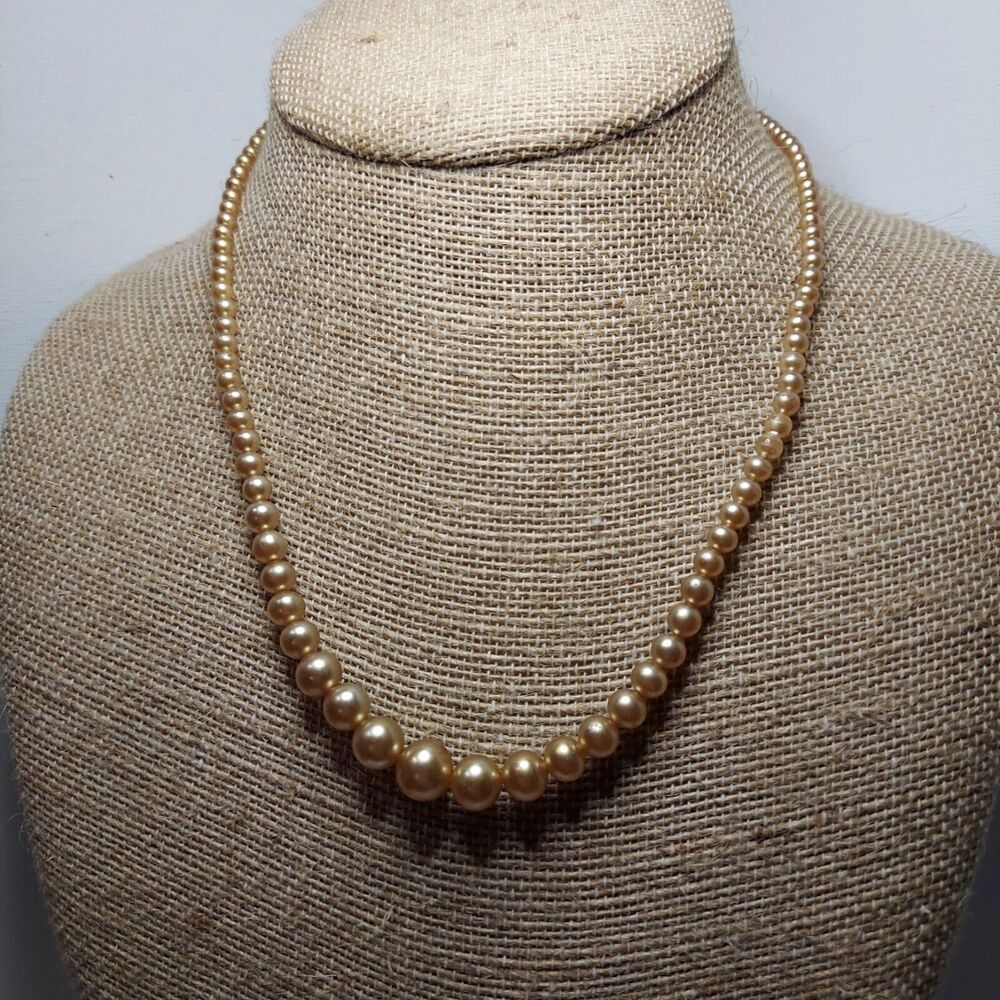 VTG Necklace Graduated sized gold faux pearls. Sliding lock clasp 18"